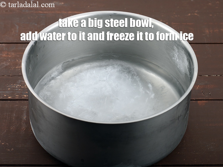 स्टेप 3 – एक बड़ा स्टील का कटोरा लें, उसमें पानी डालें और …