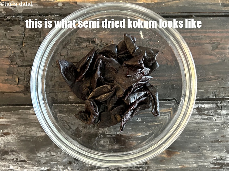 स्टेप 3 – अर्धसूखा कोकम कुछ इस तरह दिखता है। यह पूरे भारत …
