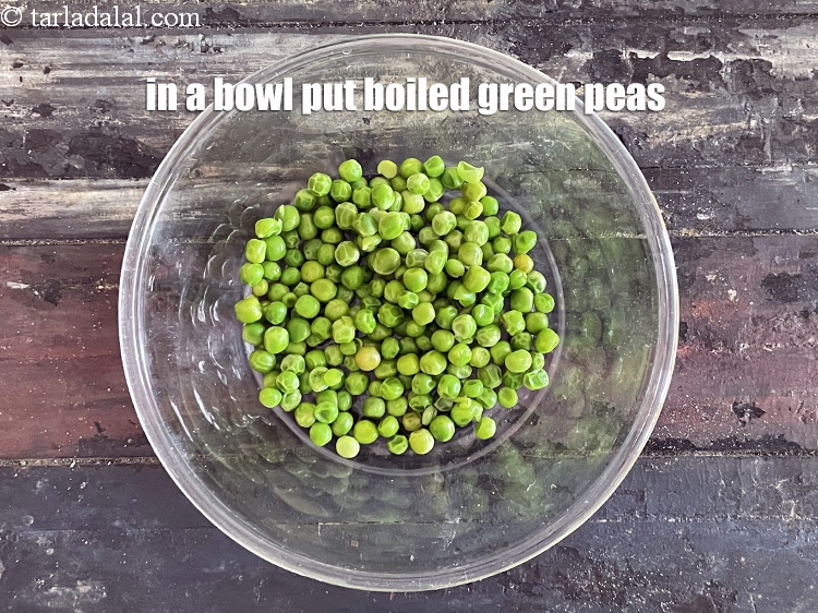 Step 3 – In a bowl put&nbsp;<meta charset="UTF-8" />1/2&nbsp;cup&nbsp;<a href="glossary-boiled-green-peas-1078i">boiled green peas</a>.