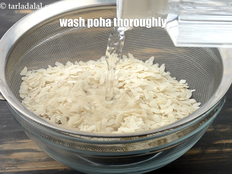 स्टेप 3 – 1 कप मोटा पोहा अच्छी तरह से धो लें।<br /> …