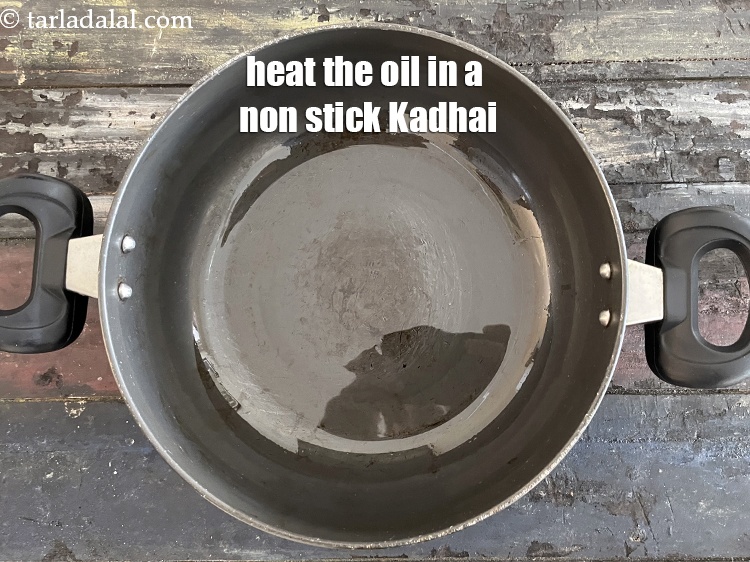 Step 19 – To make <strong>vaal ki usal recipe | dalimbi usal | Maharashtrian birda usal | </strong>&nbsp;heat …