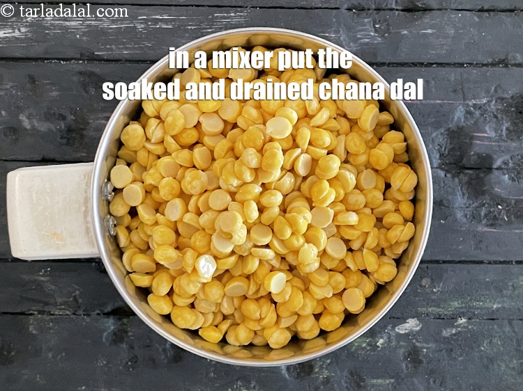 स्टेप 8 – भीगी हुई और निथारी हुई चना दाल को मिक्सर जार …