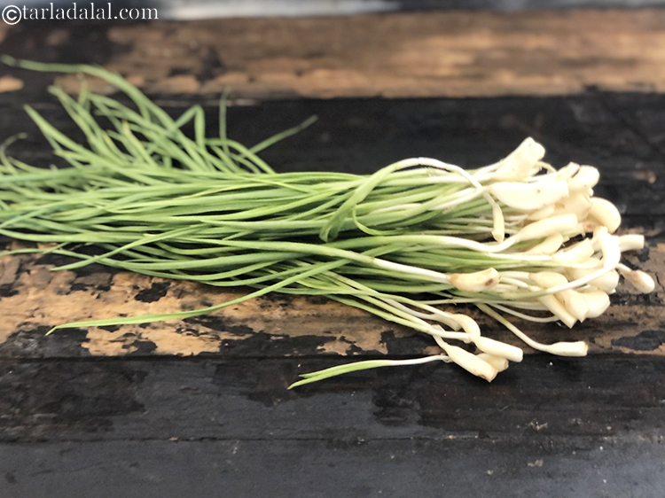 Step 3 – Cut the threads off the end of the hara lehsun and discard them.&nbsp;