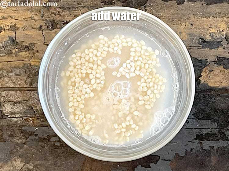 स्टेप 3 – कटोरी में पानी डालें। आप देख सकते हैं उड़द दाल …