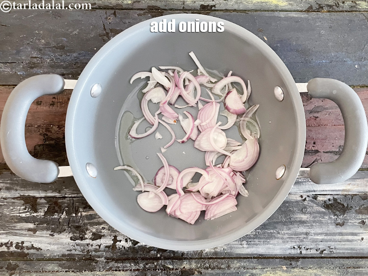 Step 4 – Add&nbsp;<meta charset="UTF-8" />1/2 cup&nbsp;<a href="glossary-sliced-onions-745i">sliced onions</a>.