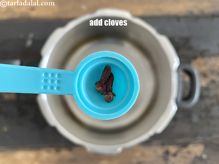 स्टेप 16 – २&nbsp;<a href=""https://www.tarladalal.com/glossary-cloves-laung-lavang-hindi-322i"">लौंग</a>&nbsp;डालें।