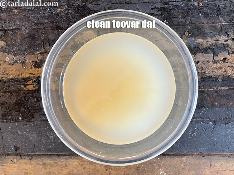 स्टेप 6 – तुवर दाल को पानी के बाउल में डालें। अपनी उंगलियों …