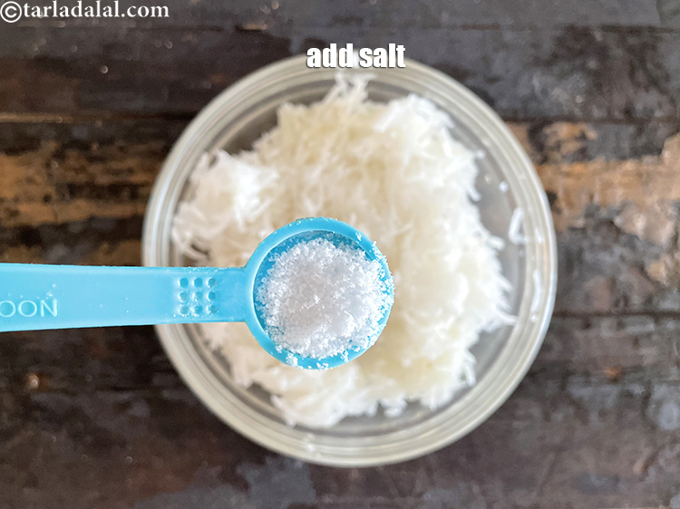 स्टेप 6 – मूली के ऊपर नमक छिड़क कर उसका पानी निचोड़कर उसका …