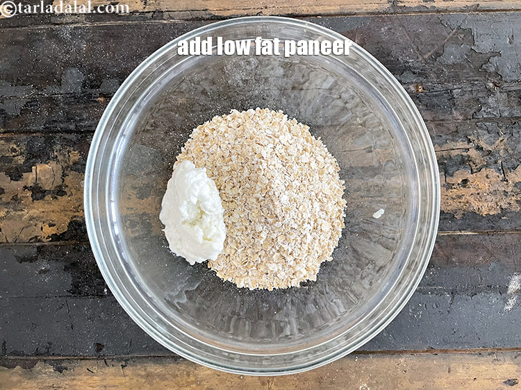 स्टेप 15 – 1/4 कप कसा हुआ कम वसा वाला&nbsp;&nbsp;<a href=""https://www.tarladalal.com/glossary-paneer-cottage-cheese-chenna-hindi-985i"" style=""font-family:Arial; font-size:16px; …