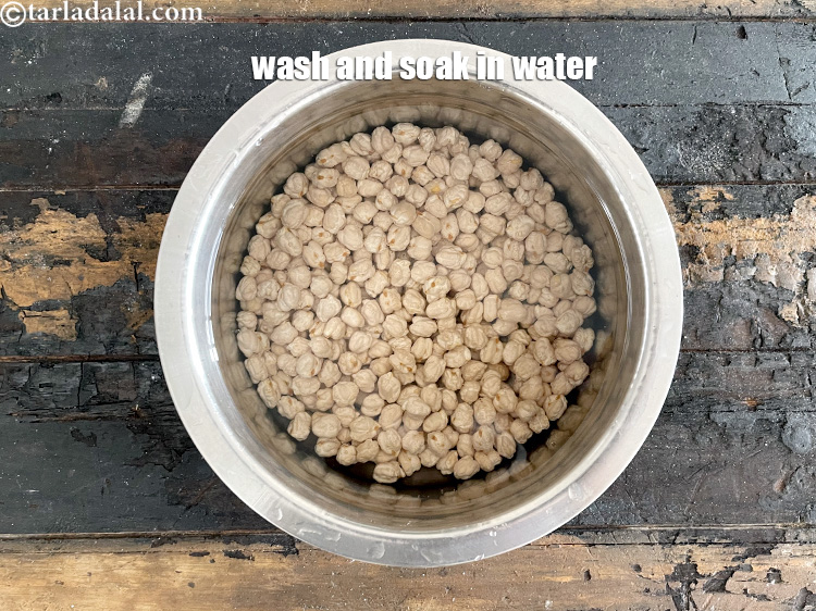 स्टेप 4 – छोले को धोकर पानी में भिगो दें।