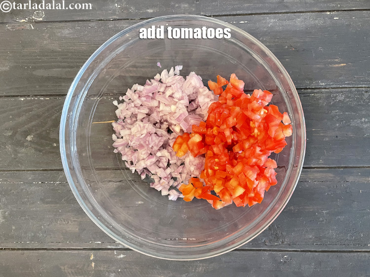 स्टेप 27 – ३ कप बारीक कटे हुए <a href=""https://www.tarladalal.com/glossary-chopped-tomatoes-hindi-779i"">टमाटर</a> डालें।