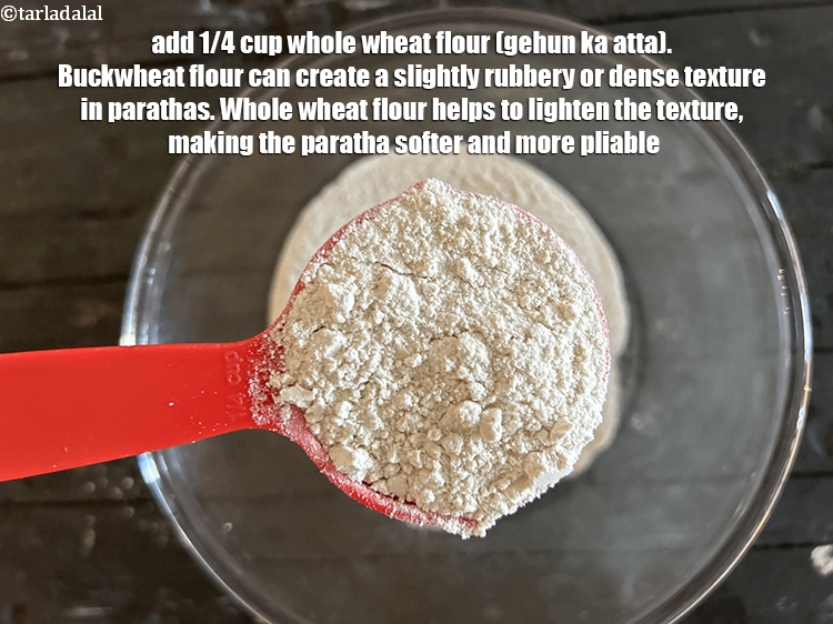 स्टेप 7 – १/४ कप&nbsp;<a href=""https://www.tarladalal.com/glossary-whole-wheat-flour-gehun-ka-atta-gehun-ka-aata-hindi-429i"">गेहूं का आटा</a>&nbsp;डालें। कुट्टू के आटे से पराठों …