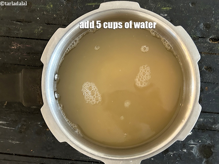 स्टेप 4 – 5 कप पानी डालें।&nbsp;&nbsp;