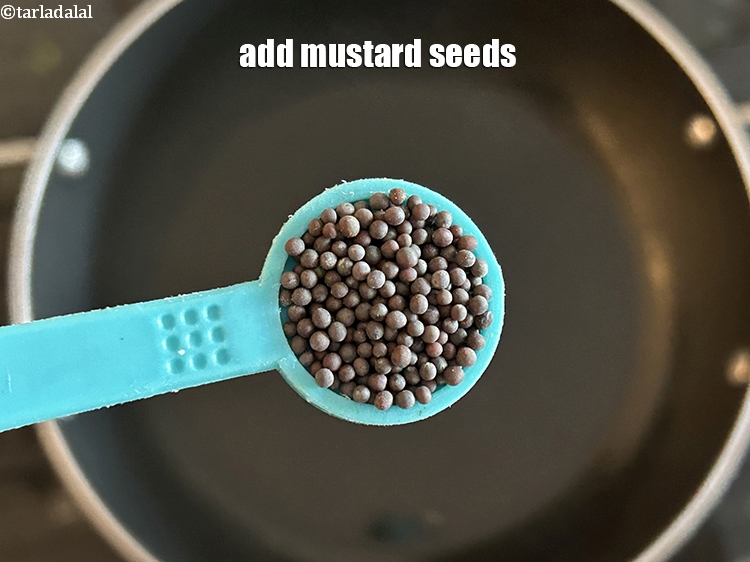 स्टेप 8 – १/२ टी-स्पून&nbsp;<a href=""https://www.tarladalal.com/glossary-mustard-seeds-sarson-rai-sarson-ke-beej-hindi-525i"">सरसों के बीज (राई)</a>&nbsp;डालें।