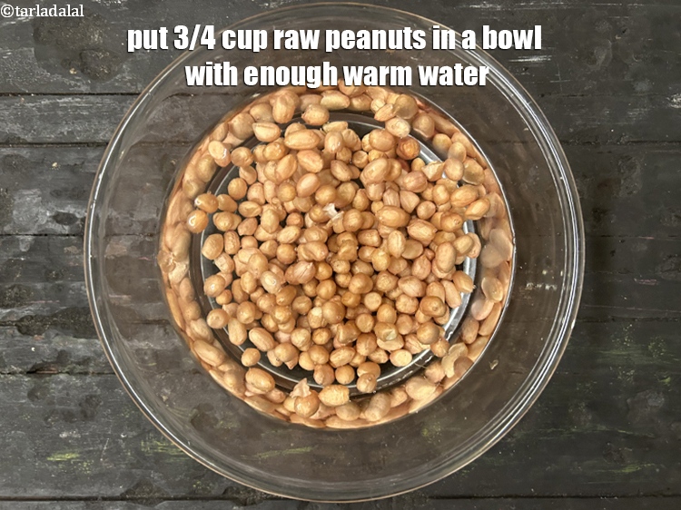 स्टेप 4 – एक कटोरे में ३/४ कप&nbsp;<a href=""https://www.tarladalal.com/glossary-raw-peanuts-kachi-mungfali-kachi-moongfali-hindi-847i"">कच्ची मूंगफली</a>&nbsp;डालें&nbsp;और उसमें पर्याप्त मात्रा …