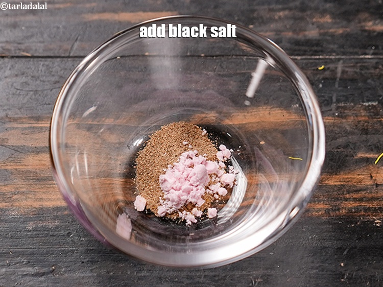 स्टेप 4 – १/४ टी-स्पून&nbsp;<a href=""https://www.tarladalal.com/glossary-black-salt-sanchal-kala-namak-hindi-422i"">काला नमक</a>&nbsp;मिलाएं ।
