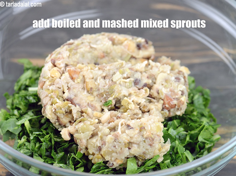 स्टेप 4 – इसमें ३/४ कप&nbsp;<a href=""https://www.tarladalal.com/glossary-boiled-and-mashed-mixed-sprouts-hindi-2418i"">उबाले और क्रश किए हुए मिले-जुले अंकुरित …