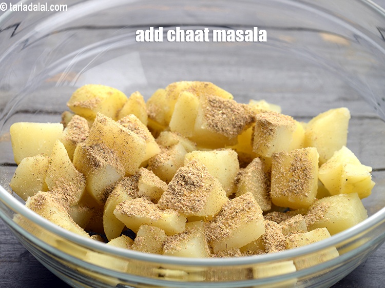 Step 4 – Add 1 tsp chaat masala.