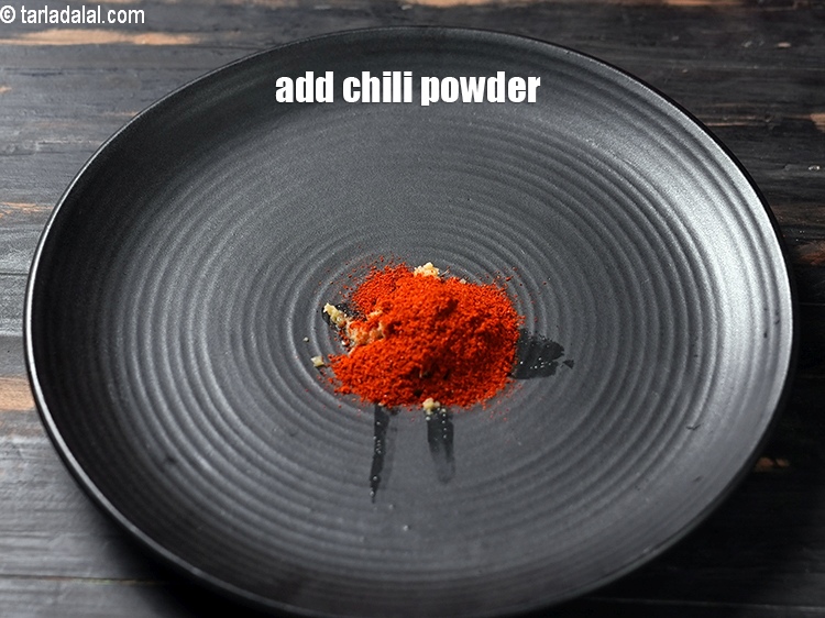स्टेप 4 – १ १/२ टेबल-स्पून&nbsp;<a href=""https://www.tarladalal.com/glossary-chilli-powder-red-chilli-powder-hindi-339i"">मिर्च पाउडर</a>&nbsp;डालें।