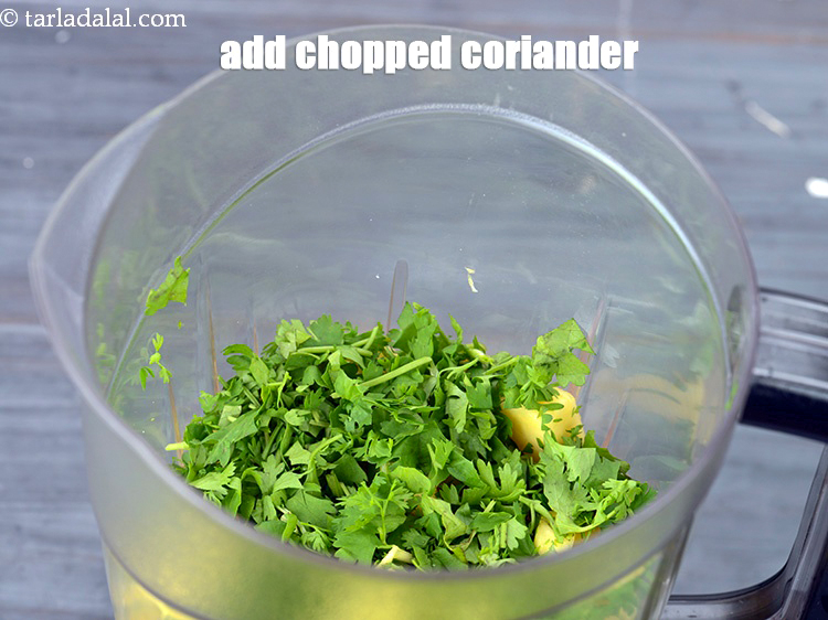 स्टेप 4 – १/४ कप&nbsp;मोटा&nbsp;<a href=""https://www.tarladalal.com/glossary-chopped-coriander-hindi-783i"">कटा हरा धनिया</a>&nbsp;डालें ।