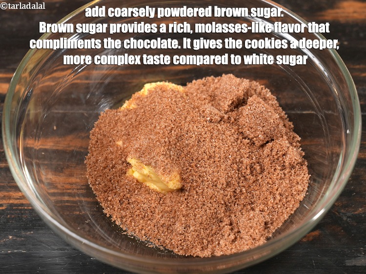 स्टेप 4 – १/२ कप&nbsp;दरदरा पाउडर&nbsp;<a href=""https://www.tarladalal.com/glossary-brown-sugar-hindi-283i"">ब्राउन शुगर</a>&nbsp;डालें । ब्राउन शुगर एक समृद्ध, …