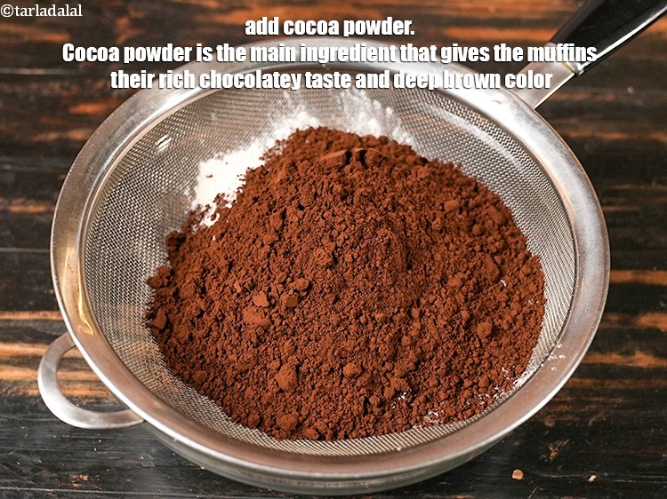 स्टेप 4 – १/२ कप&nbsp;<a href=""https://www.tarladalal.com/glossary-cocoa-powder-hindi-284i"">कोको पाउडर</a>&nbsp;डालें&nbsp;। कोको पाउडर मुख्य घटक है जो …