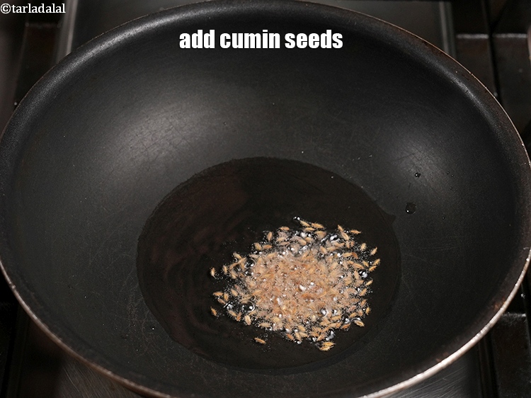 स्टेप 4 – <p>१/२ टी-स्पून&nbsp;<a href="">जीरा</a> डालें।</p>