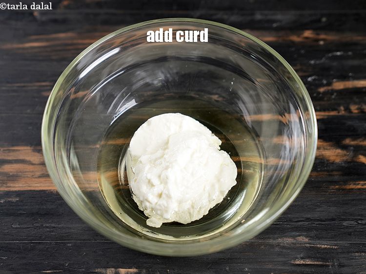 स्टेप 4 – १/२ कप&nbsp;<a href=""https://www.tarladalal.com/glossary-flavoured-curds-flavoured-dahi-flavoured-yogurt-hindi-1234i"">फ्लेवर्ड दही</a>&nbsp;डालें&nbsp;।
