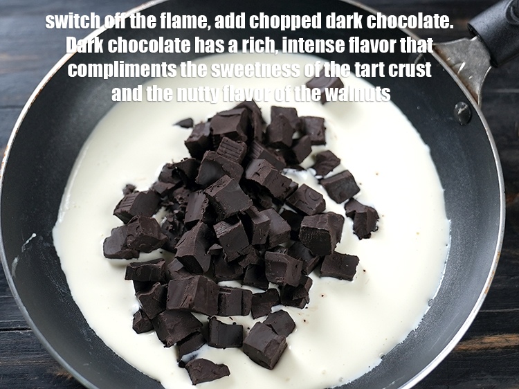 स्टेप 12 – आंच बंद कर दें,२ कप&nbsp;<a href=""https://www.tarladalal.com/glossary-chopped-dark-chocolate-hindi-792i"">कटी हुई डार्क कंपाउंड चॉकलेट</a>&nbsp;डालें। …