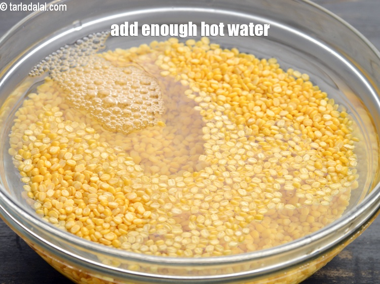 स्टेप 4 – पर्याप्त गरम पानी डालें।