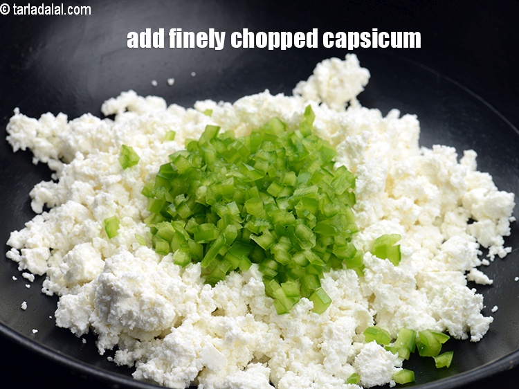स्टेप 4 – १/४ कप&nbsp;बारीक&nbsp;<a href=""https://www.tarladalal.com/glossary-chopped-capsicum-hindi-164i"">कटी शिमला मिर्च</a>&nbsp;डालें।