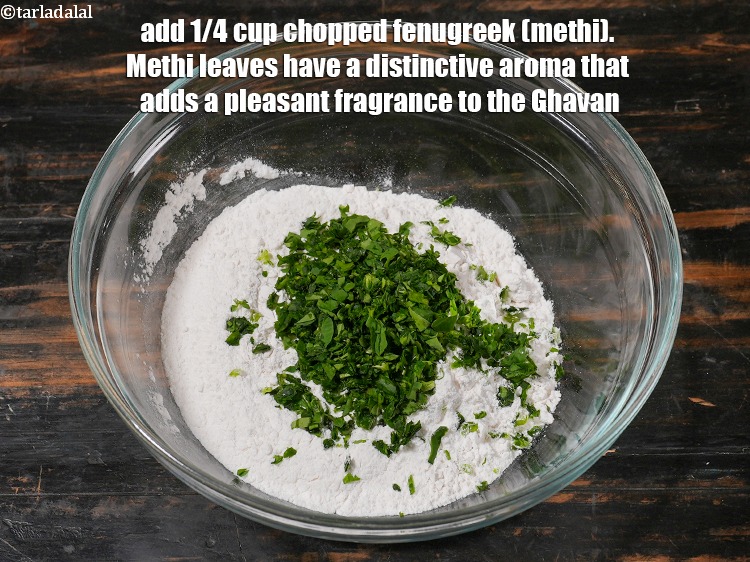 स्टेप 4 – 1/4 कप कटी हुई मेथी डालें। मेथी के पत्तों की …