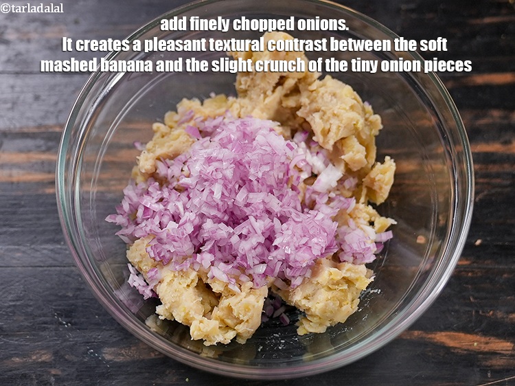स्टेप 4 – १/२ कप&nbsp;बारीक&nbsp;<a href=""https://www.tarladalal.com/glossary-chopped-onions-hindi-722i"">कटा हुआ प्याज</a>&nbsp;डालें। यह नरम मसले हुए केले …