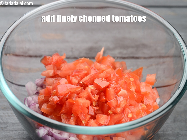 स्टेप 5 – १/२ कप&nbsp;बारीक&nbsp;<a href=""https://www.tarladalal.com/glossary-chopped-tomatoes-hindi-779i"">कटे हुआ टमाटर</a>&nbsp;डालें।