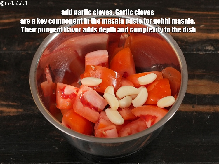 स्टेप 4 – ८ से १०&nbsp;<a href=""https://www.tarladalal.com/glossary-garlic-cloves-hindi-1857i"">लहसुन की कलियाँ</a>&nbsp;डालें। गोभी मसाला के लिए …