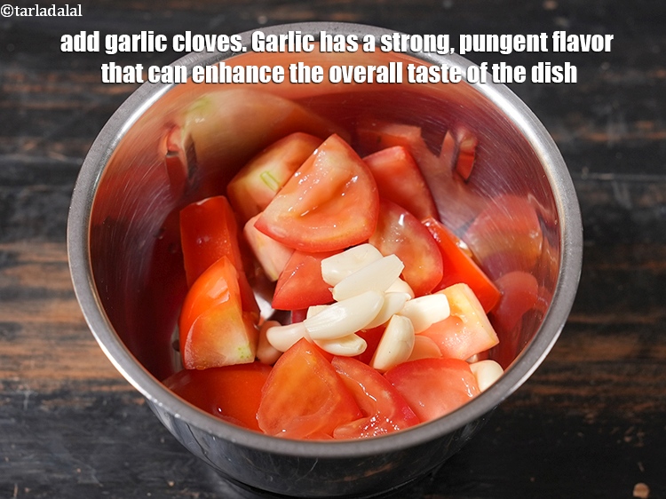 स्टेप 20 – १० से १२&nbsp;<a href=""https://www.tarladalal.com/glossary-garlic-cloves-hindi-1857i"">लहसुन की कलियाँ</a>&nbsp;डालें। लहसुन में एक तेज़, …