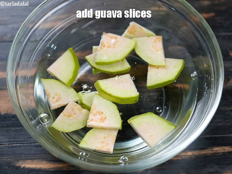 स्टेप 6 – १/४ कप&nbsp;<a href=""https://www.tarladalal.com/glossary-guava-peru-amrood-amrud-hindi-463i"">अमरूद के टुकड़े</a>&nbsp;&nbsp;डालें।