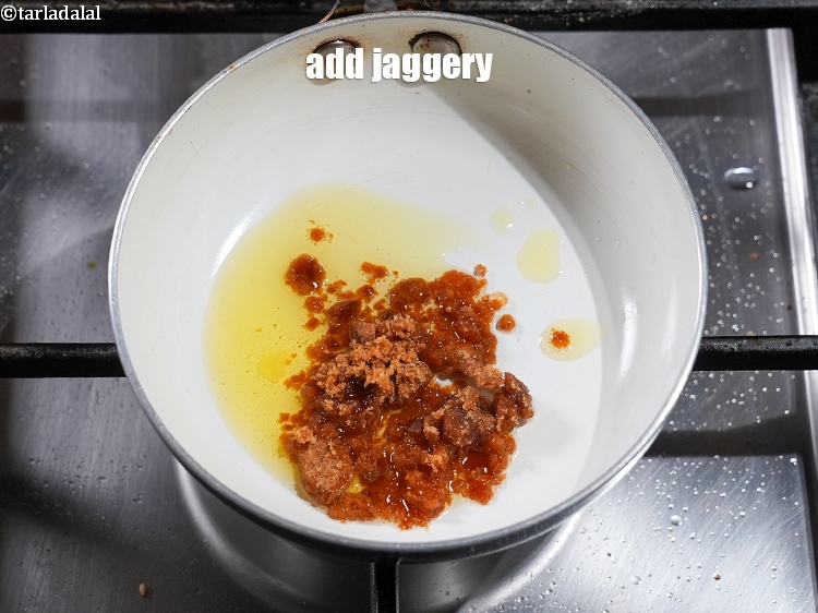 स्टेप 4 – २ टेबल-स्पून&nbsp;<a href=""https://www.tarladalal.com/glossary-chopped-jaggery-hindi-946i"">कटा हुआ गुड़</a>&nbsp;डालें।
