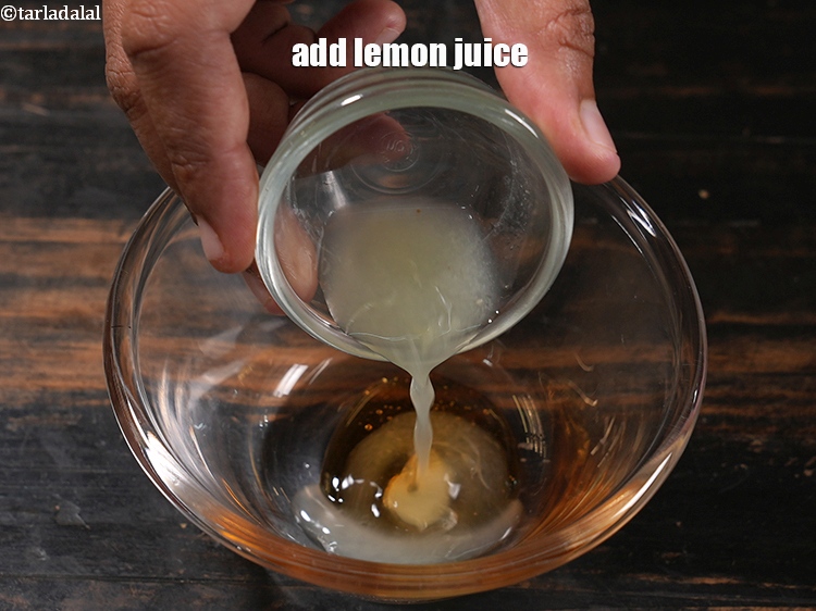 स्टेप 8 – नींबू का रस डालें। नींबू शहद की मिठास को संतुलित …