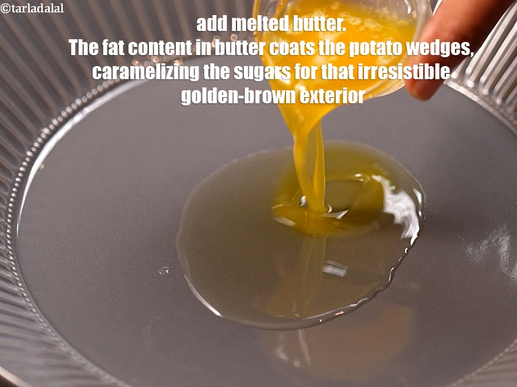 स्टेप 24 – २ टेबल-स्पून&nbsp;<a href=""https://www.tarladalal.com/glossary-melted-butter-hindi-1941i"">पिघला हुआ मक्खन</a>&nbsp;डालें । मक्खन में वसा की …