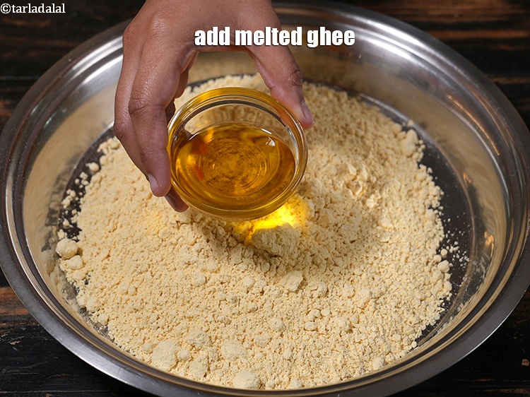 स्टेप 4 – ३ टेबल-स्पून&nbsp;पिघला हुआ&nbsp;<a href=""https://www.tarladalal.com/glossary-ghee-hindi-245i"">घी</a>&nbsp;डालें .