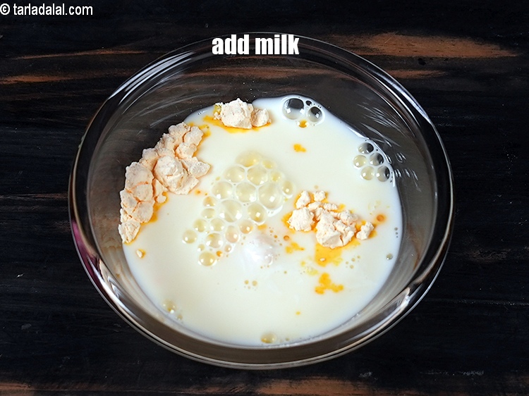 स्टेप 5 – १/२ कप&nbsp;<a href=""https://www.tarladalal.com/glossary-milk-doodh-full-cream-milk-hindi-514i"">दूध</a> डालें।