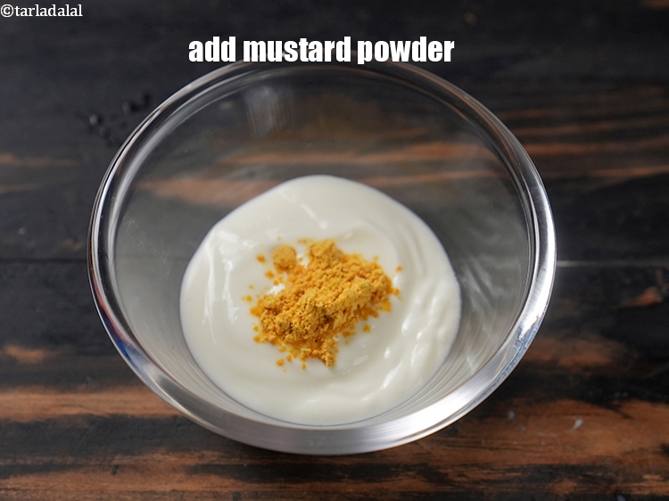 स्टेप 4 – १/४ टी-स्पून&nbsp;<a href=""https://www.tarladalal.com/glossary-mustard-powder-rai-powder-sarson-powder-powdered-sarson-hindi-526i"">सरसों का पाउडर</a>&nbsp;डालें।