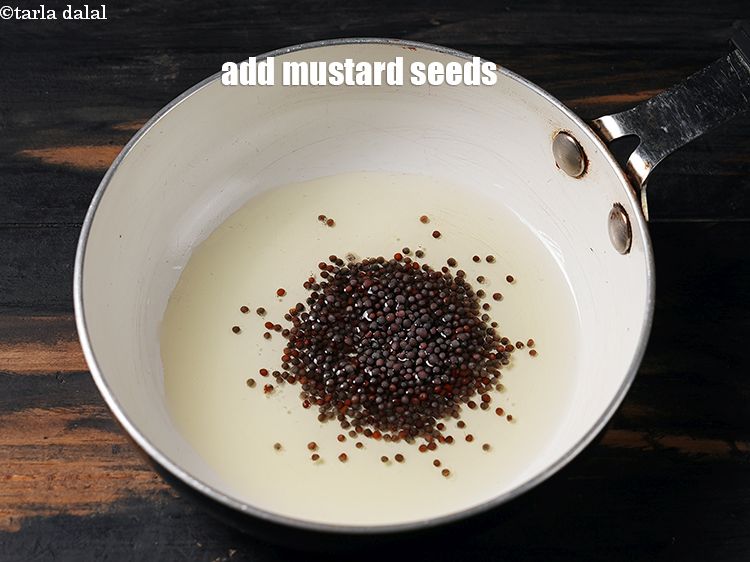 स्टेप 4 – १ टी-स्पून&nbsp;<a href=""https://www.tarladalal.com/glossary-mustard-seeds-sarson-rai-sarson-ke-beej-hindi-525i"">सरसों (राई)</a>&nbsp;डालें।