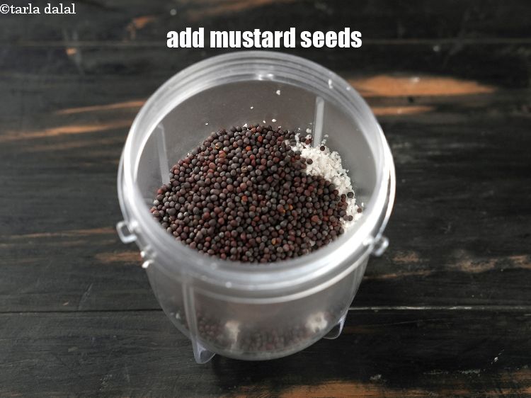 स्टेप 4 – १ १/२ टेबल-स्पून&nbsp;<a href=""https://www.tarladalal.com/glossary-mustard-seeds-sarson-rai-sarson-ke-beej-hindi-525i"">सरसों</a>&nbsp;<span style=""font-size:11pt""><span style=""font-family:Calibri,sans-serif""><span style=""background-color:white""><span style=""font-family:&quot;Nirmala UI&quot;,sans-serif""><span style=""color:black"">डालें।</span></span></span></span></span>