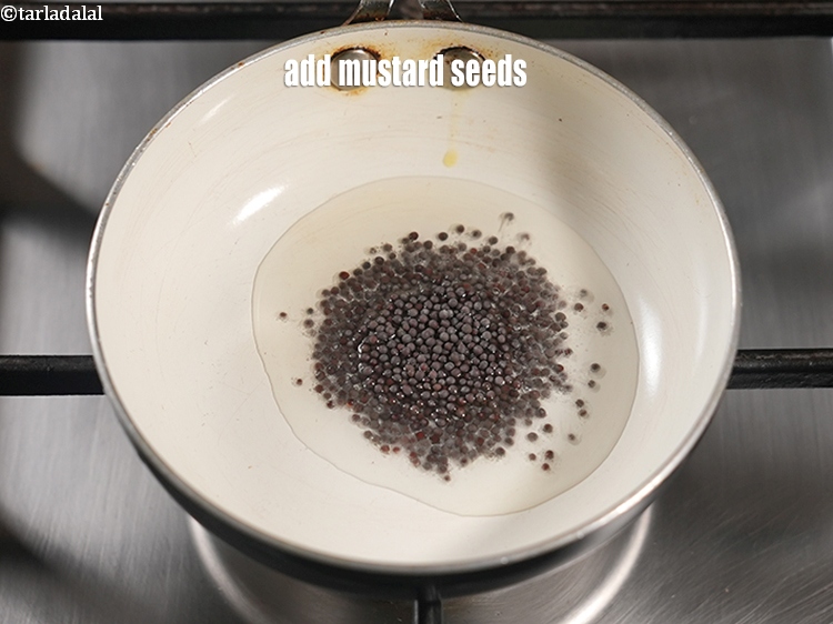 स्टेप 4 – १ टी-स्पून&nbsp;<a href=""https://www.tarladalal.com/glossary-mustard-seeds-sarson-rai-sarson-ke-beej-hindi-525i"">राई (सरसों)</a>&nbsp;डालें।&nbsp;