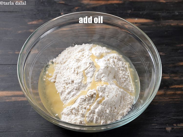 स्टेप 4 – 2 टेबल स्पून तेल डालें।