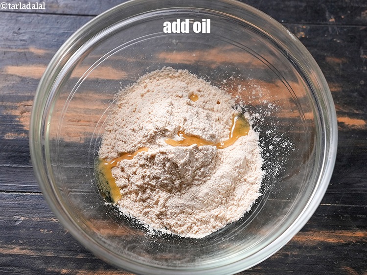 स्टेप 4 – १/२ टी-स्पून&nbsp;<a href=""https://www.tarladalal.com/glossary-oil-hindi-671i"">तेल</a>&nbsp;डालें।