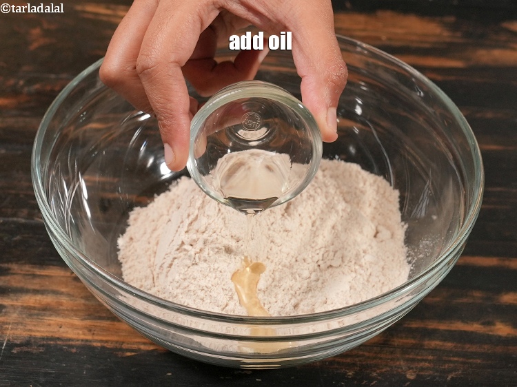 स्टेप 4 – १ टी-स्पून&nbsp;<a href=""https://www.tarladalal.com/glossary-oil-hindi-671i"">तेल</a>&nbsp;डालें।