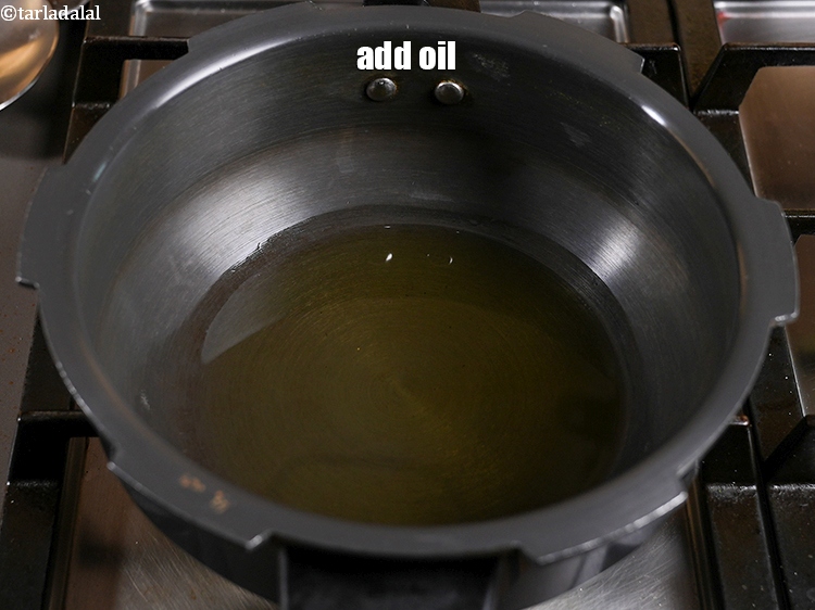 स्टेप 4 – <p>1 बड़ा चम्मच&nbsp;<a href="">तेल</a>&nbsp;डालें.&nbsp;</p>